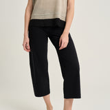 بنطلون أسود واسع الساقين