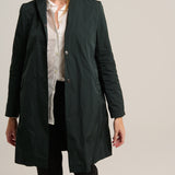 معطف واقٍ من المطر بلون أخضر تكنو