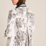 Chaqueta blanca y negra