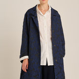 معطف من قماش البروكار الأزرق الداكن