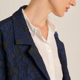 معطف من قماش البروكار الأزرق الداكن