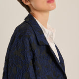 معطف من قماش البروكار الأزرق الداكن