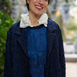 معطف من قماش البروكار الأزرق الداكن