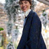 معطف من قماش البروكار الأزرق الداكن