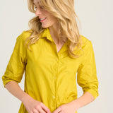 قميص تكنو بنقشة عباد الشمس، بأكمام قصيرة