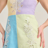Vestido with embroidered straps
